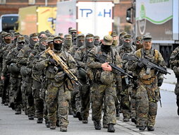 Soldados, de maniobras en el puerto de Hamburgo.