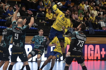 Dariel García se eleva ante la defensa del Ademar León.