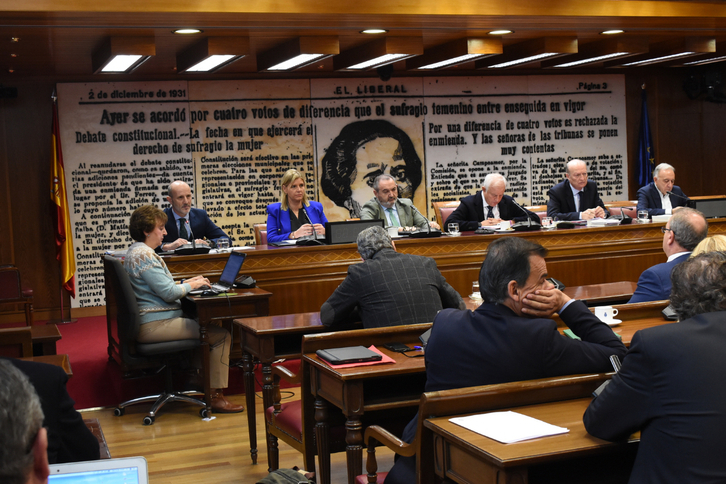 El coronel jefe de la UCE-2, Vázquez Aznárez, en la comisión del Senado.
