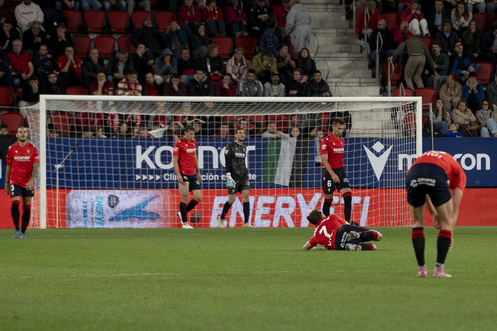Abatimiento en los jugadores de Osasuna tras el empate del Elche a cuatro minutos del final.