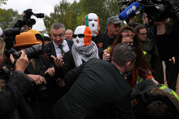 Liam Óg Ó Hannaidh, ataviado con un pasamontañas, rodeado de medios a la entrada de la corte.