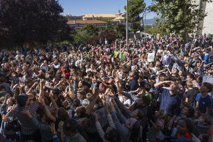 Un tumulto de gente joven se ha lanzado a por los caramelos lanzados desde Corazonistas tras el txupinazo de San Fermín Txikito.