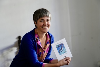 Uxue Juarez ‘Etxe bat Husaviken’ liburua eskuetan duela.