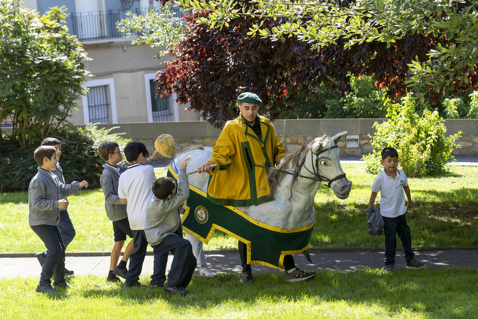 El zaldiko se ve rodeado por una chavalería enardecida.