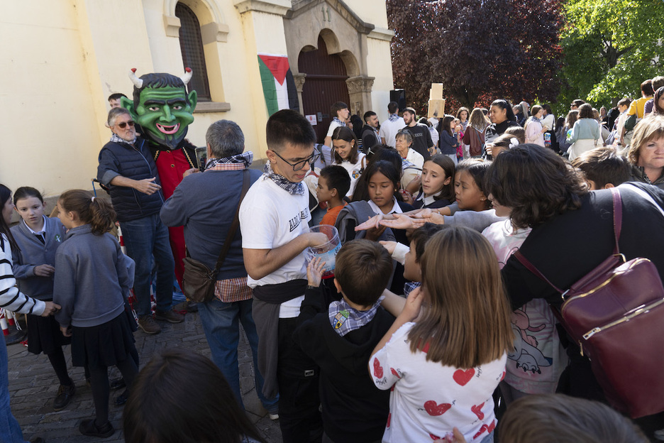 Reparto sosegado de chuches tras el txupinazo.