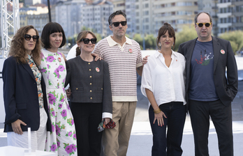 Parte del equipo de ‘Zer ahoak’, con el director Koldo Almandoz en el centro.