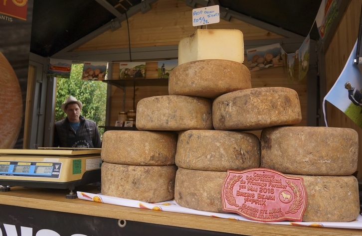 Muestra de productos en la feria del queso vasco en Idiazabal.
