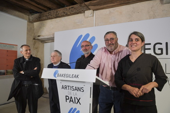 Michel Tubiana, bigarrena eskubitik, «Bakearen artisauen» agerraldi batean, 2017an.