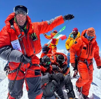 Joan den uztailean, Marco Confortola Gasherbrum I mendiaren tontorrean.