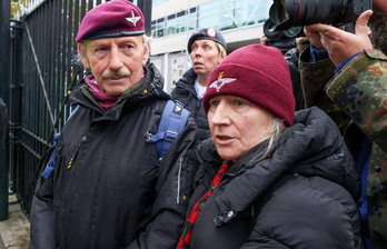 Partidarios del «soldado F» llegan al Tribunal Superior de Belfast donde está siendo procesado.