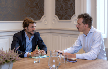 Gorka Natxiondo Ekotradeko ordezkaria (ezkerrean) eta Xabier Lertxundi Hernaniko alkatea.