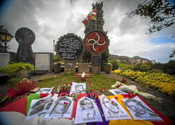 Fusilatutako bost militanteen irudiak, Zarauzko kanposantuan eginiko oroimen ekitaldi batean.