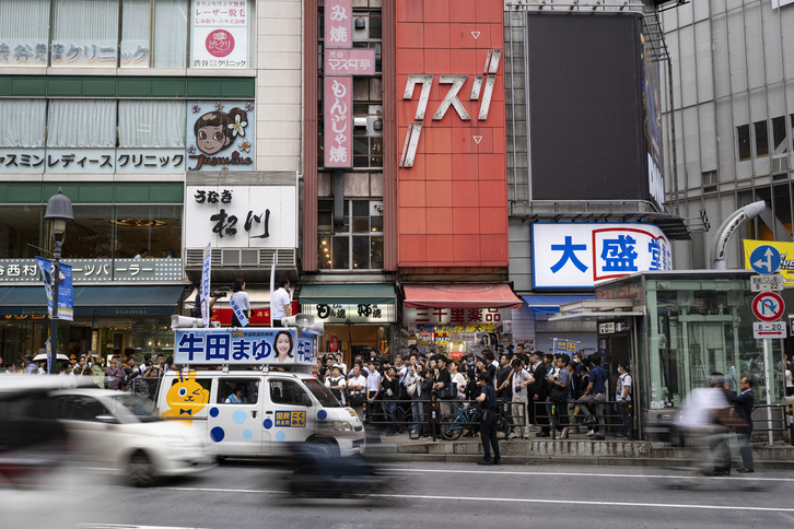 Una acto de campaña en una de las calles comerciales más concurridas de Tokio.