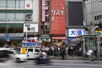 Una acto de campaña en una de las calles comerciales más concurridas de Tokio.