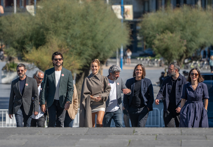 El equipo llegando a las inmediaciones del Kursaal.