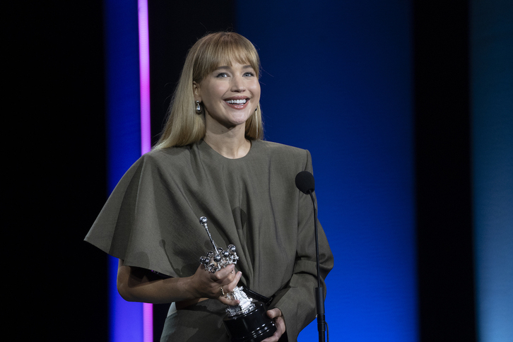 Jennifer Lawrence zaleengana gerturatu da prentsa aretora joan aurretik.