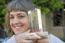 Usue Mori, Gladys Sariarekin.