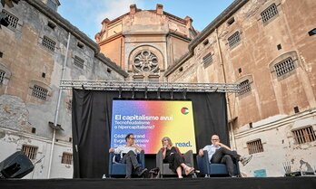 Ezkerretik eskuinera, Cedric Durand, Susan Watkins eta Evgeny Morozov. La Model eraikin historikoko patioan egin zuten solasaldia.