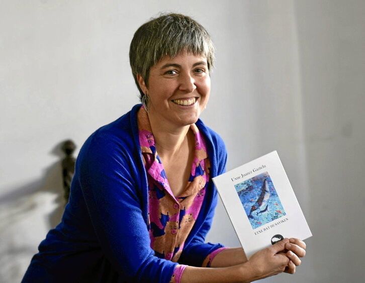 Uxue Juarez, «Etxe bat Husaviken» liburua eskuetan duela.