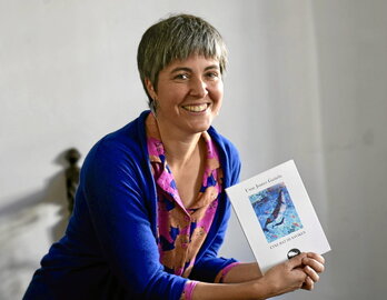 Uxue Juarez, «Etxe bat Husaviken» liburua eskuetan duela.