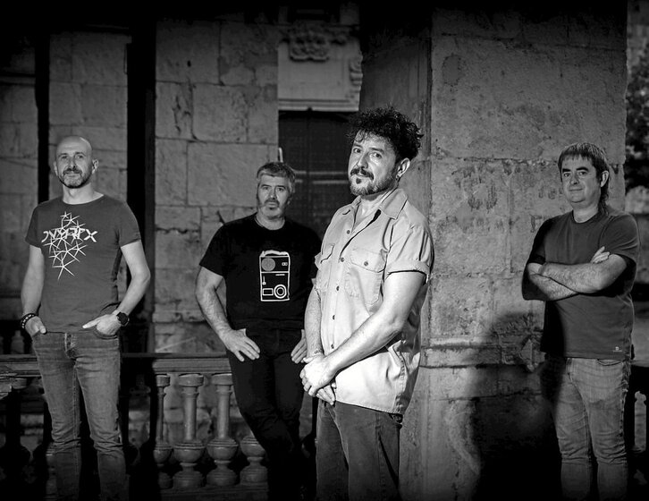 Etzakit taldeko lau kideak.