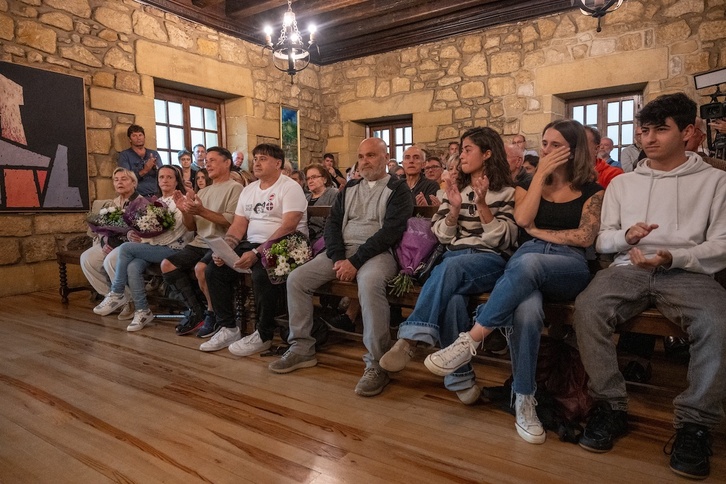 Los familiares de ‘Txiki’, durante el acto en el Ayuntamiento de Zarautz.