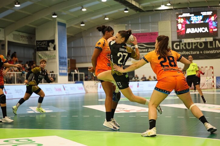 La defensa de Bera Bera se emplea a fondo ante el Guardés.