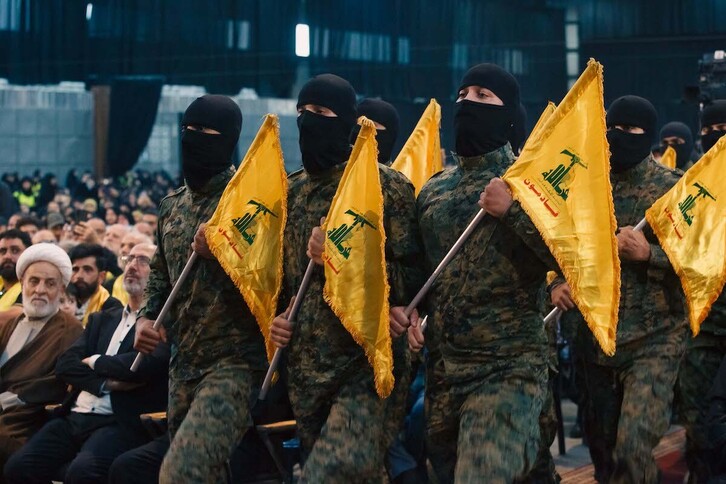Combatientes de Hizbulah desfilan durante el pasado 19 de septiembre en el primer gran acto público desde el final de la guerra provocada por Israel.