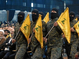 Combatientes de Hizbulah desfilan durante el pasado 19 de septiembre en el primer gran acto público desde el final de la guerra provocada por Israel.