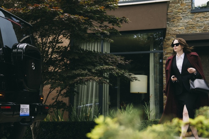 ‘Bugonia’ filmaren fotograma.