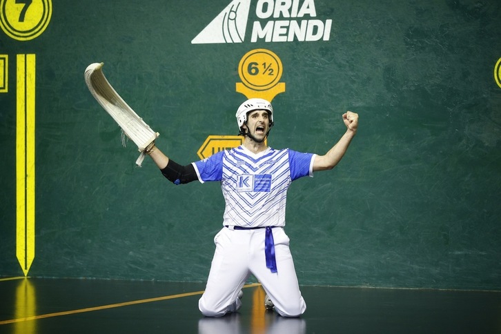 Aritz Juanenea, pozez zoratzen, finala amaitu denean.