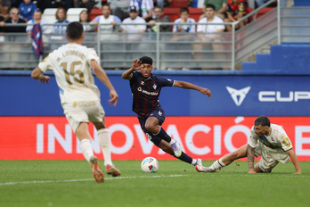 Ares, autor del empate, intenta entrar en el área deportivista.