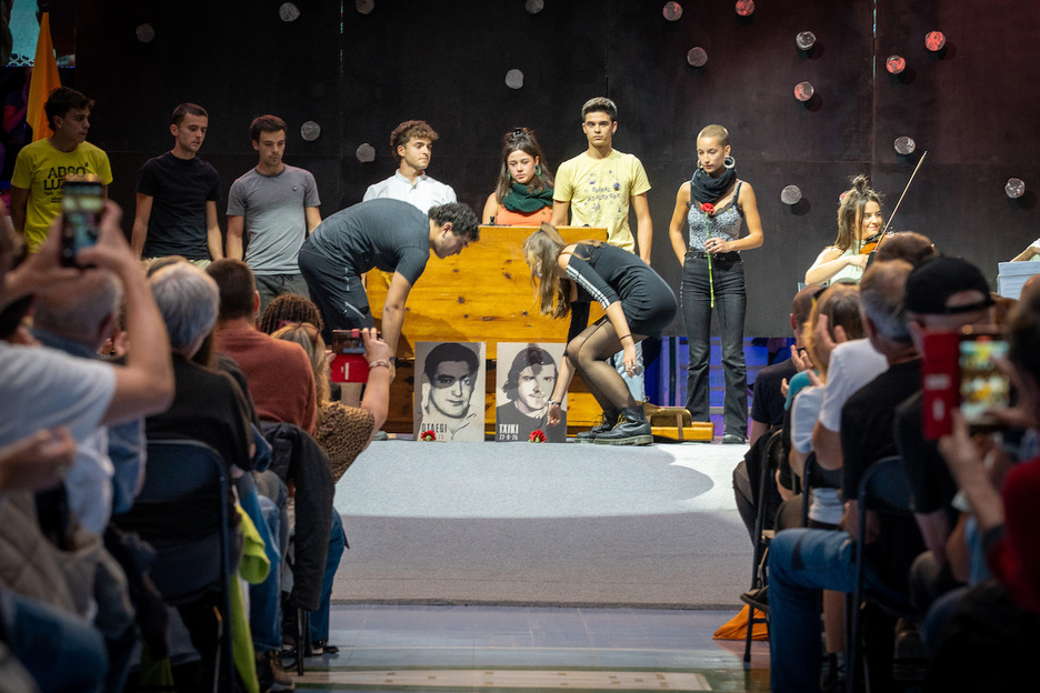 Oteagi eta Txikiren omenez egindako lore-eskaintza. Oteagi eta Txikiren omenez egindako lore-eskaintza.