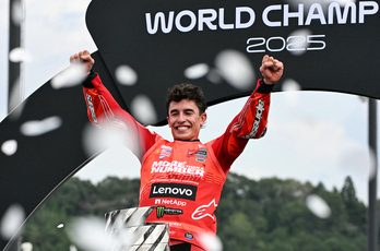 Marc Márquez celebra su nuevo título mundial de MotoGP.