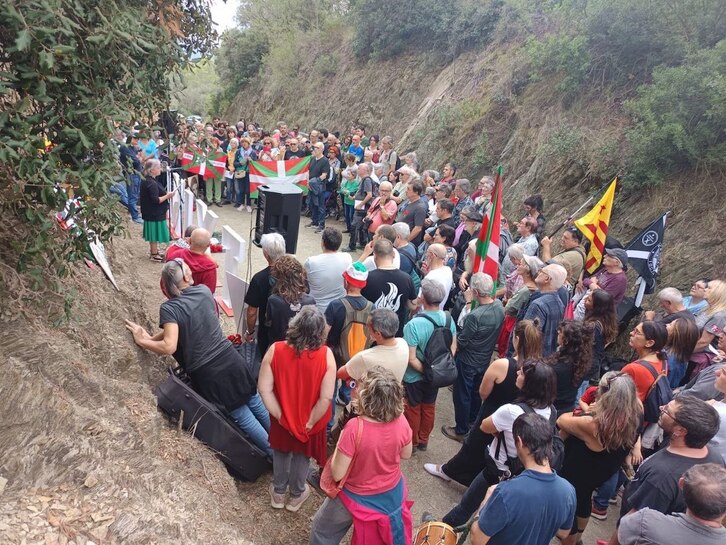 Acto en memoria de Juan Paredes Txiki, en el cementerio de Collserola, lugar en el que fue ejecutado.