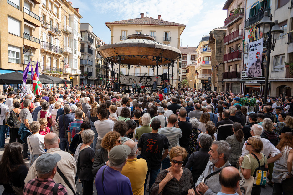 Zarauzko kaleak goraino bete dira ikuskizun ibiltaria ikusteko. Zarauzko kaleak goraino bete dira ikuskizun ibiltaria ikusteko.