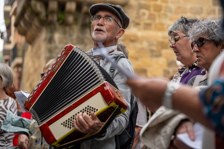 Kantua izan dute lagun ibilbide osoan zehar. Kantua izan dute lagun ibilbide osoan zehar.