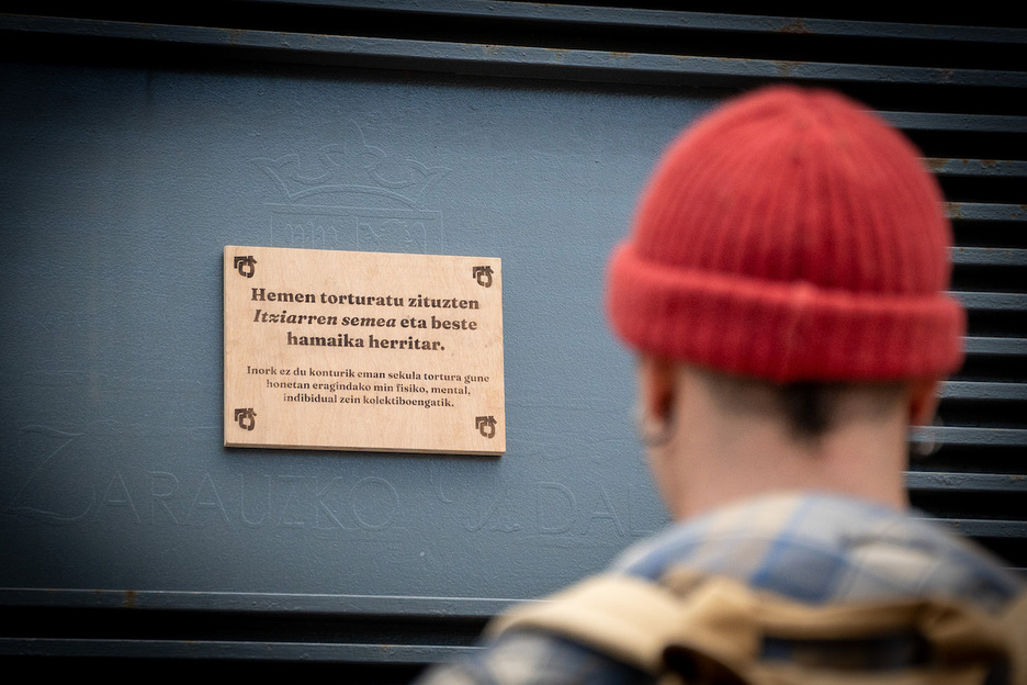 Guardia Zibilaren koartelean plaka bat jarri dute torturatutako herritar denen omenez. Guardia Zibilaren koartelean plaka bat jarri dute torturatutako herritar denen omenez.