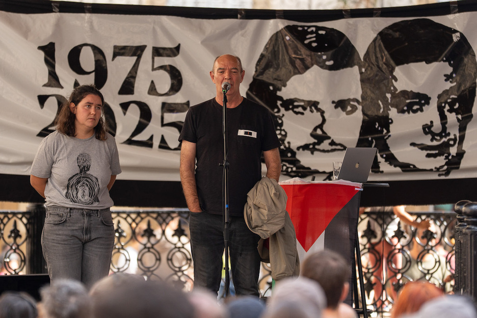 Uxue Alkorta eta Andoni Egaña kantuan. Uxue Alkorta eta Andoni Egaña kantuan.