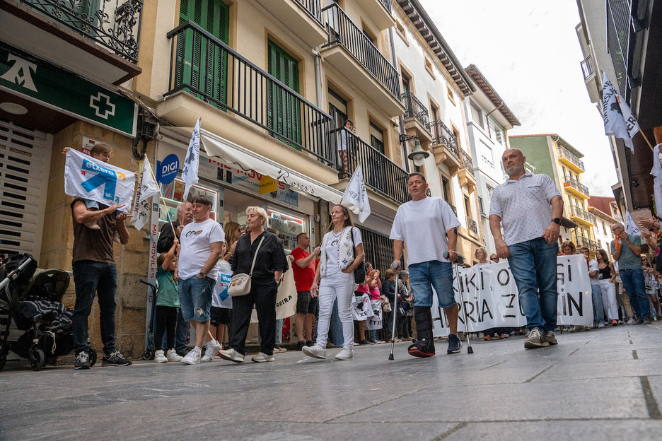 Txiki eta Otaegiren aldeko mobilizazioa antzeztu dute, senideak lehen lerroan. Txiki eta Otaegiren aldeko mobilizazioa antzeztu dute, senideak lehen lerroan.