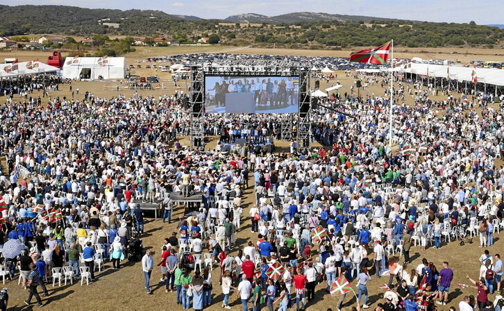 Imagen del acto cenral del Alderdi Eguna, con toda la dirección en el escenario, ofrecida por el propio PNV.