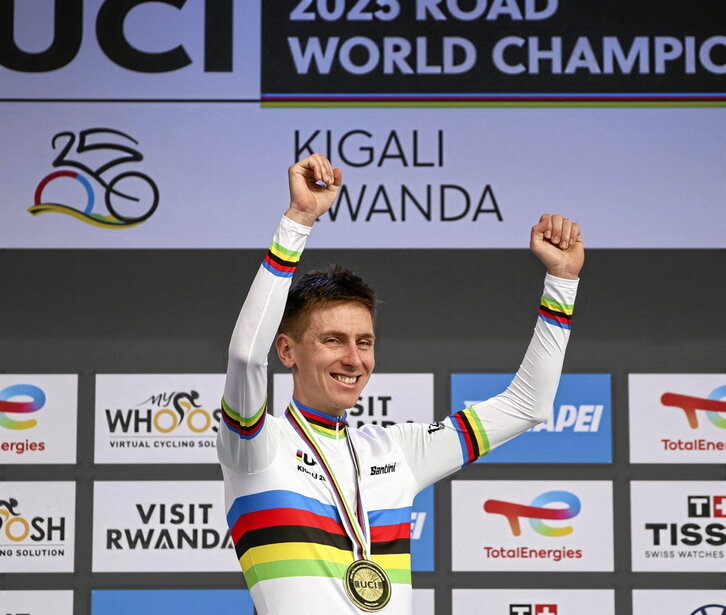 Pogacar no se desprende del maillot arcoíris.