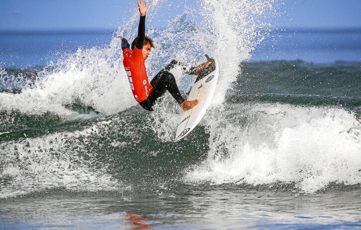 Eder Fuentes, 18 urteko algortarra, bira indartsu bat egiten, finaleko ezker olatu batean.