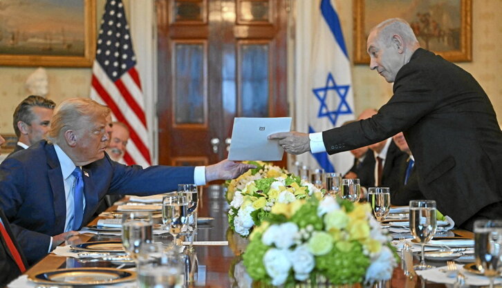 Benjamin Netanyahu entrega a Donald Trump un sobre en la última reunión entre ambos mandatarios.