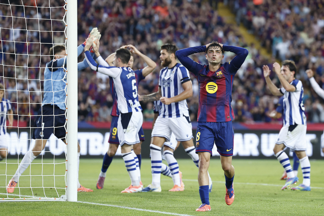 Los realistas felicitan a Remiro por uno de sus paradones mientras Pedri se lamenta incrédulo.