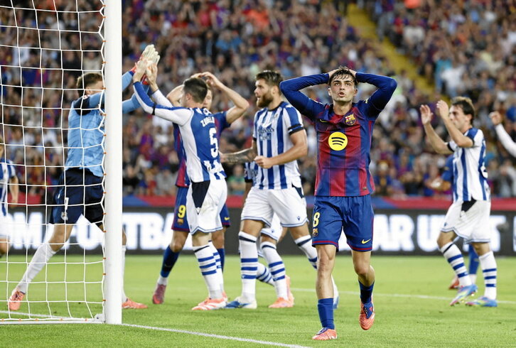 Los realistas felicitan a Remiro por uno de sus paradones mientras Pedri se lamenta incrédulo.