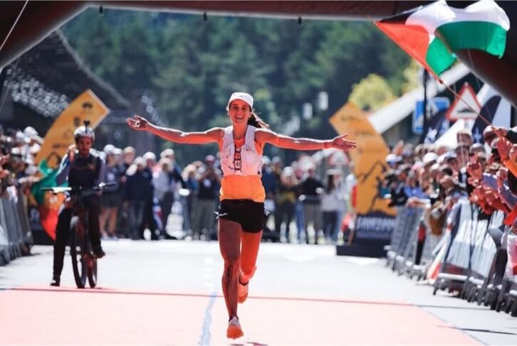 Sara Alonsok, maratoi distantzian, zilarra eskuratu du Munduko Txapelketan.