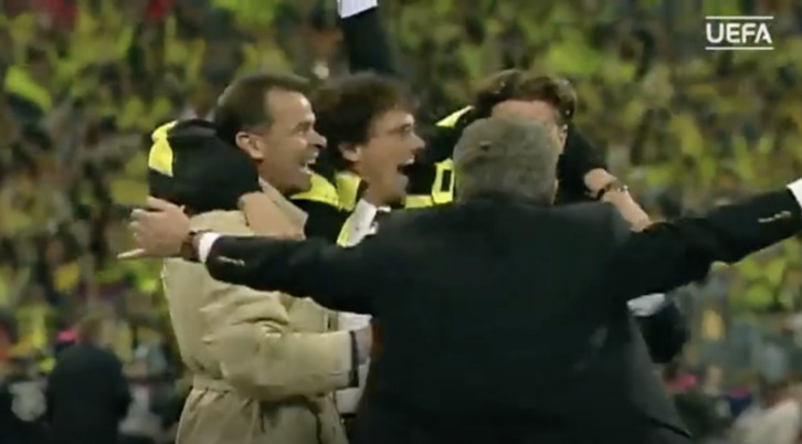 Hitzfeld celebra con sus ayudantes aquel histórico 3-1 a la Juve.