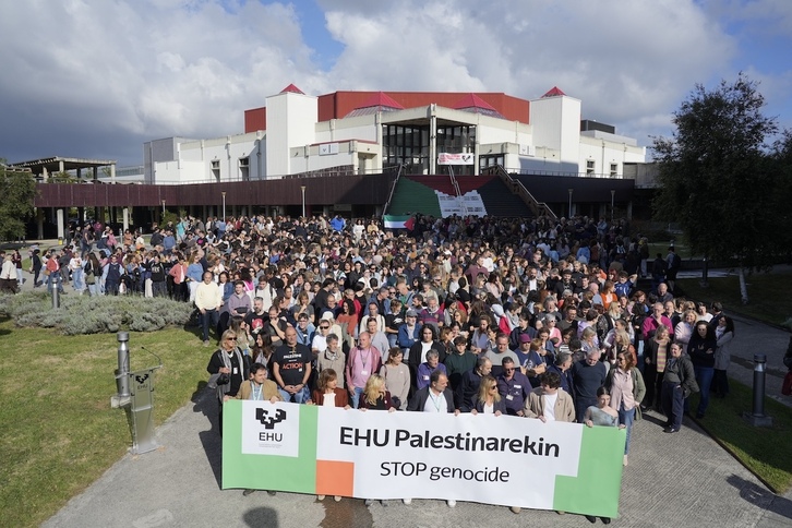 Concentración en el campus de Bizkaia, en Leioa.
