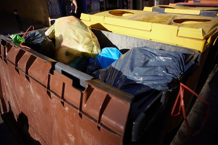 Elikagai soberakinak zakarrontzi batean.